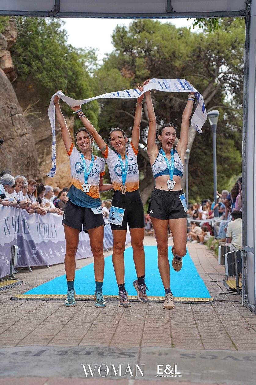 Pódium interno BCS Trail d'Uixó: Tamara Mondragon, Laura Rubio y Andrea Castillo celebrando en la meta